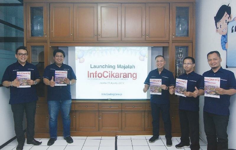 CEO Info Gading Group Sukardi Dharmawan bersama tim majalah Info Cikarang.